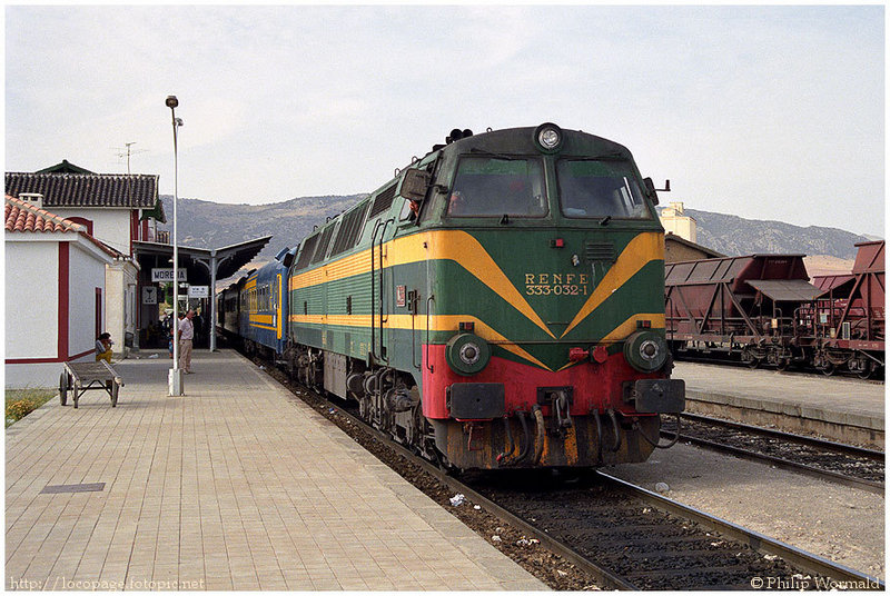 e193 333-032 con el Rápido nº D12695 García Lorca procedente de Granada. Moreda, 29 de agosto de 1989.jpg