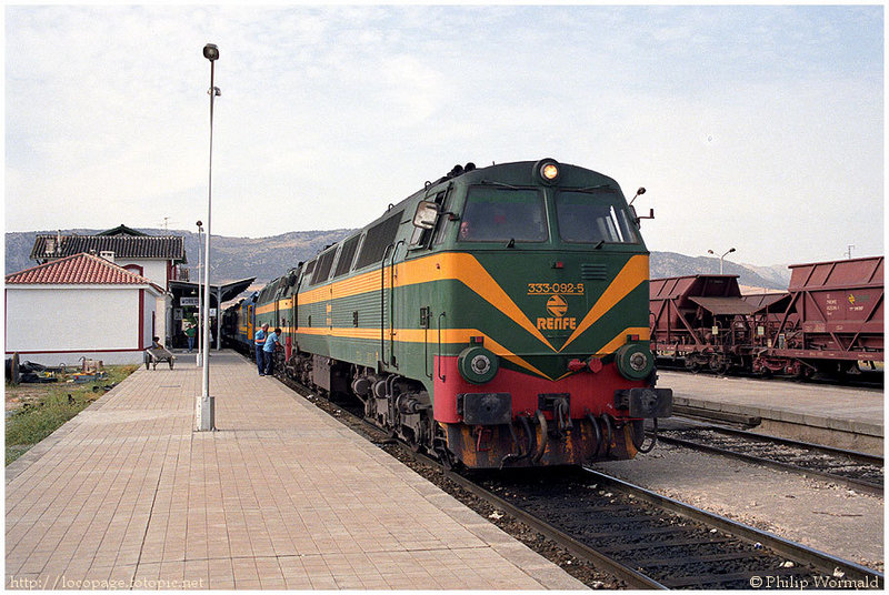 e193 333-092 y 333-032 con el Rápido nº D11695 García Lorca procedente de Granada y Almería. Moreda, 29 de agosto de 1989.jpg