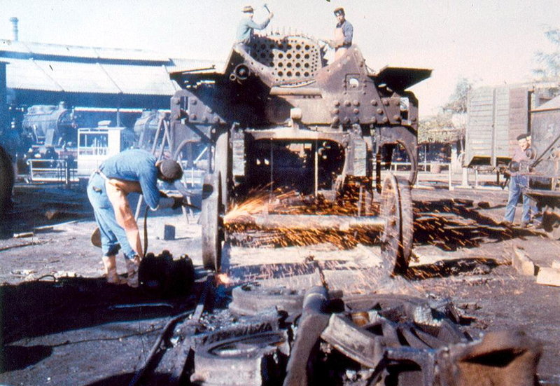 Puente Genil. Desguace de máquinas en su antiguo depósito. Años 70..jpg