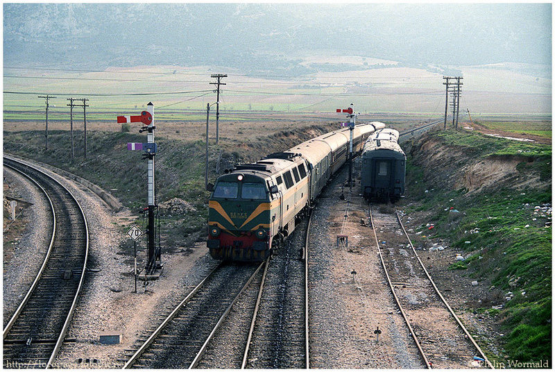e161 333-023 llegando a Moreda con el Expreso nº 904-5 procedente de Granada. 27 de enero de 1988.jpg