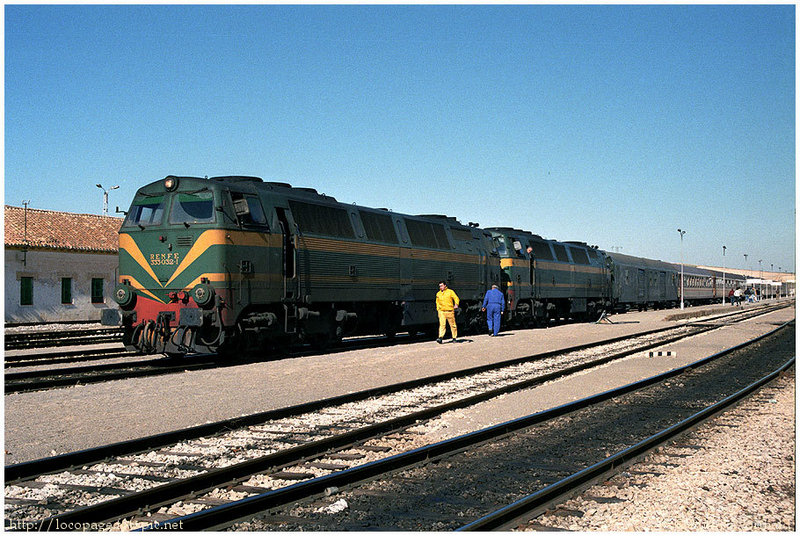 e161 333-032 y 333-030 con el Expreso nº 906 Barcelona a Granada y Almería. Moreda, 27 de enero de 1988.jpg