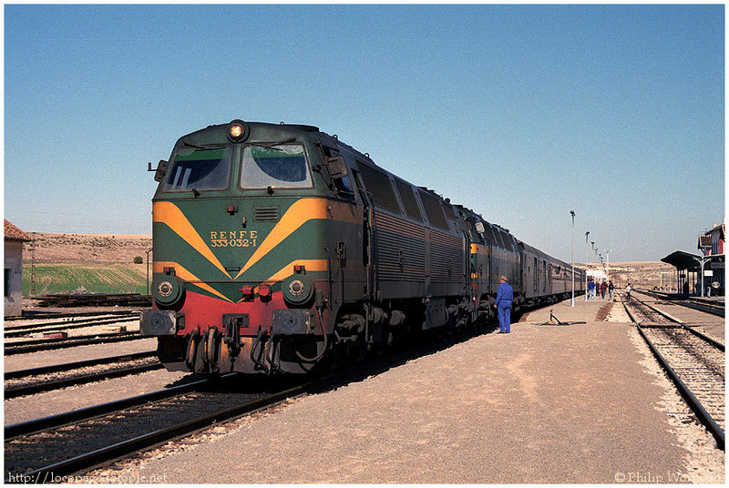 e161 333-032 y 333-030 con el Expreso nº 906 Barcelona a Granada y Almería.  Moreda, 27 de enero de 1988.jpg
