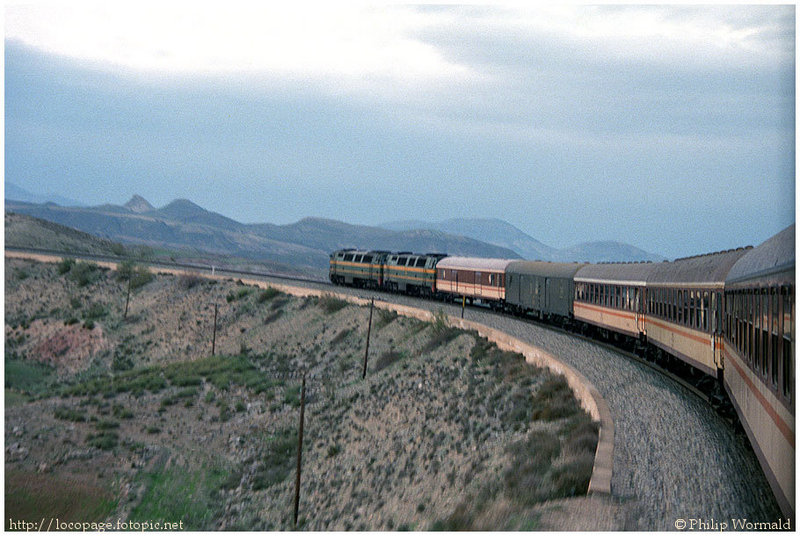 e161c 333-023 y 333-092 con el Expreso nº 904-5 hacia Barcelona. Entre Moreda y Jodár, 27 de enero de 1988.jpg
