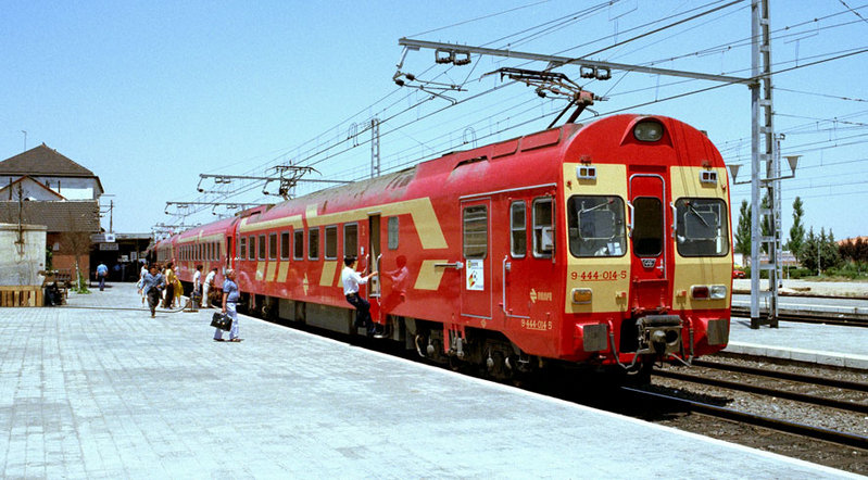 e50b Doble composición de Electrotrenes serie 444. En cabeza el 444-014.  Alcázar de San Juan, verano de 1982.jpg