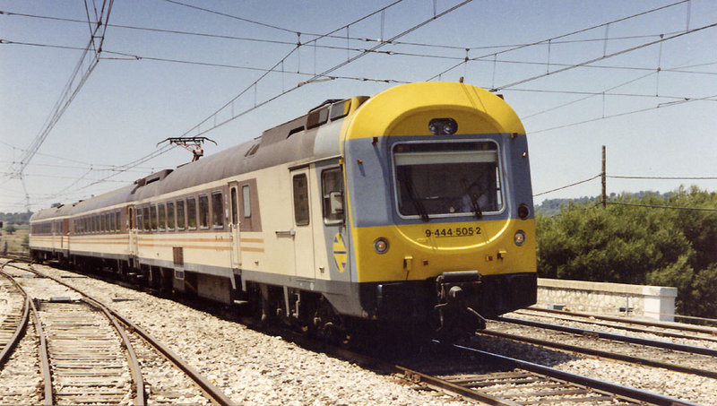 e170 Electrotren València-Barcelona entrando en Sitges. Mediodia solar del 10 de julio de 1988.jpg