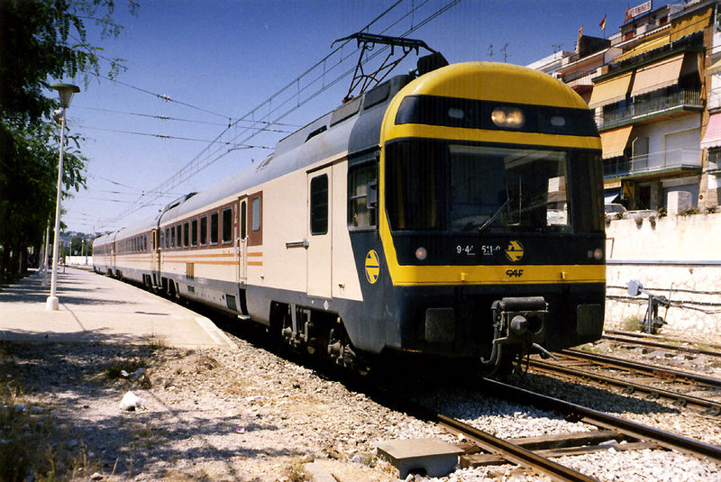 e172 444-511, estrenando nuevo aspecto, en su relación València-Barcelona. Parada en Sitges, las .jpg