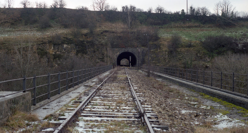 F-26-09  Viaducto y túnel en la entrada a la estación de Cidad-Dosante. (1-2-88).jpg