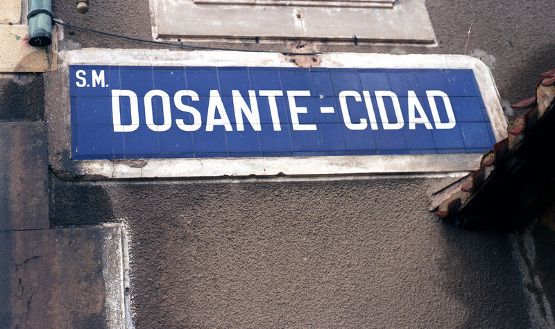 F-26-16  Letreo en la estación de Dosante-Cidad, del Santander-Mediterráneo. (1-2-88).jpg
