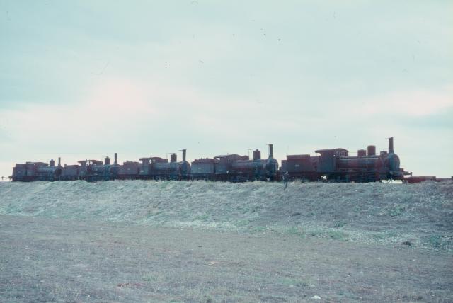 040-2211 a 2216 apartadas para desguace en Puente Genil el 13-10-1966..jpg