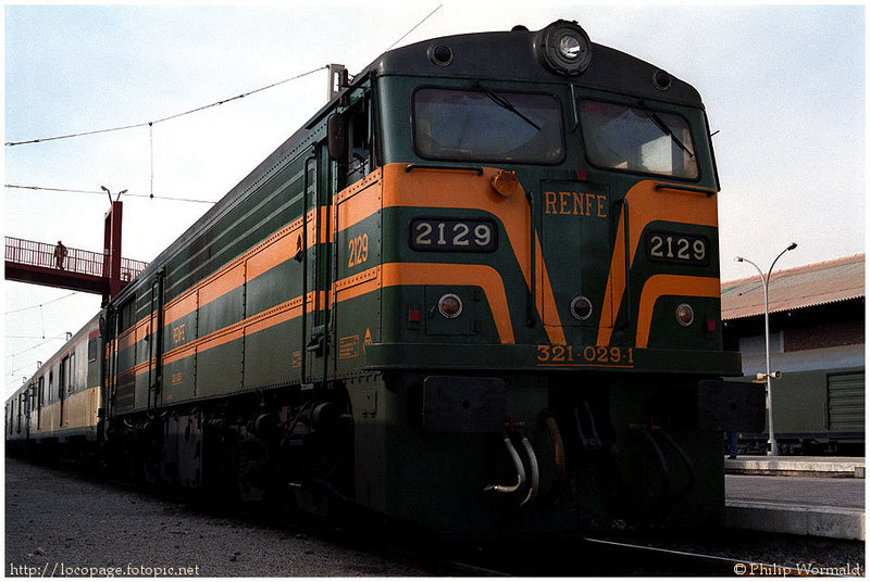 e121 321-029 con el Expreso nº 905 destino Barcelona Sants.  Almería, 4 de febrero de 1986.jpg