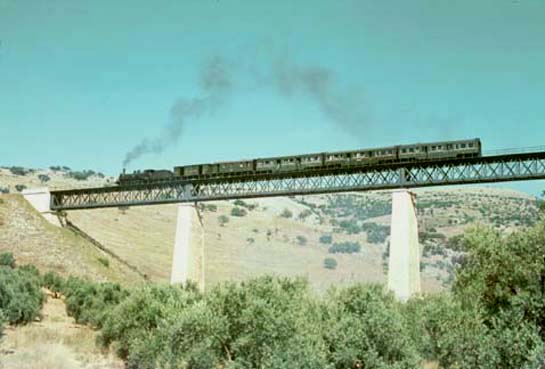130-2054 con el Omnibus Puente Genil-Jaén en el viaducto del Víboras. 21-06-1966..jpg
