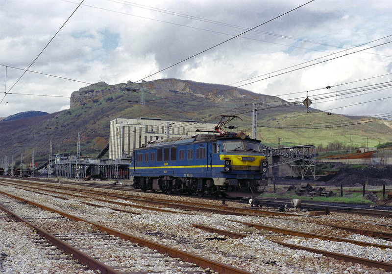 F-3-19A  Locomotora 251-001 pasando por la estación de La Robla.jpg