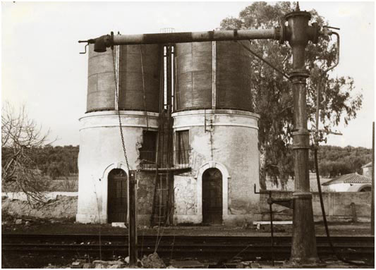 Toma de agua, y adaptada para dar agua a los automotores.jpg