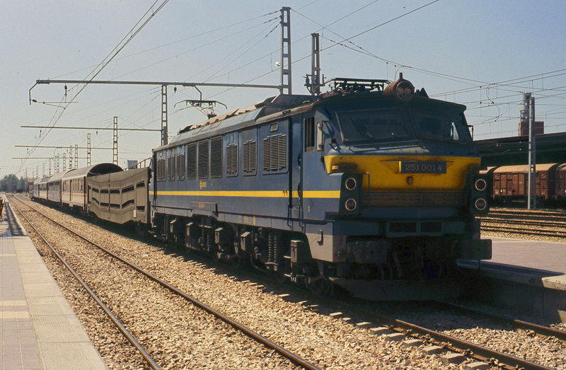 272  Locomotora 251-001 con un expreso en León. (23-7-88).jpg