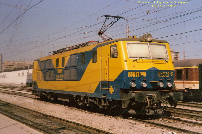 e148 Málaga. Esta 250 se está preparando para hacerse cargo del expreso de Barcelona..jpg