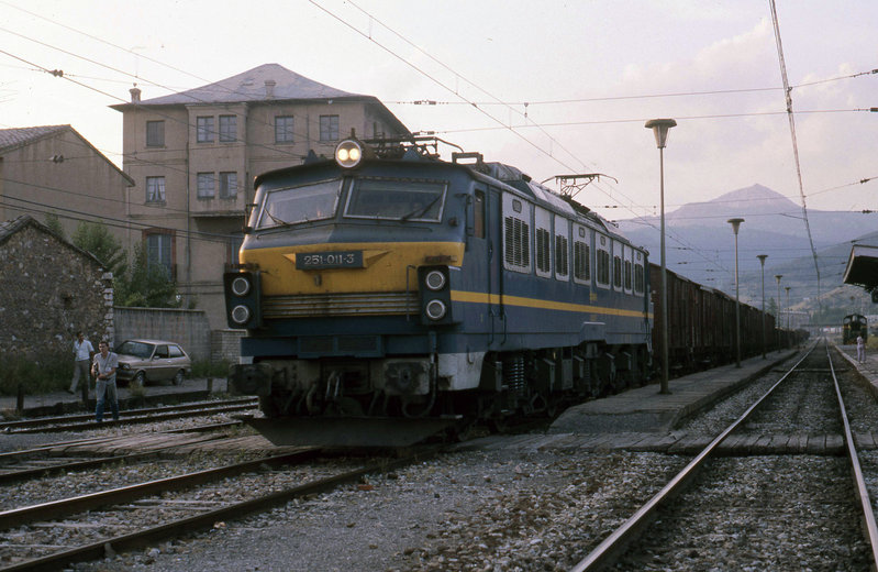 271  Locomotora 251-011 pasando por la estación de La Robla con un mercancías. (21-7-88).jpg