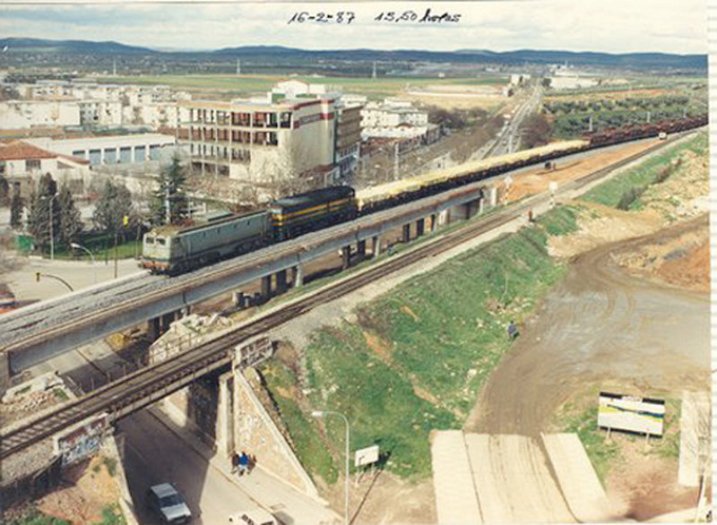 276 arrastrando una 2100 con un tren de plataformas, P.Llano 16-02-87..jpg