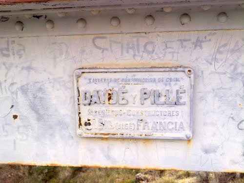 placa de constructores de los puentes de la linea.jpg