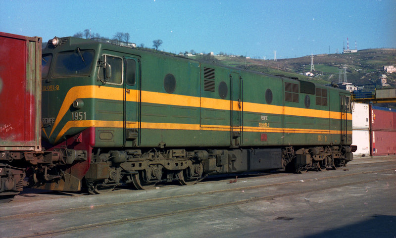 F-22-17  Locomotora 319-051 en la antigua playa de vías de Abandoibarra. (24-12-87).jpg