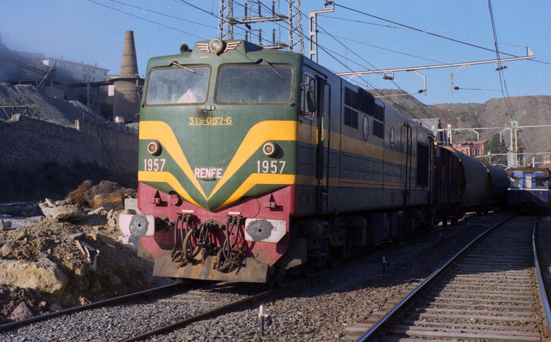 F-22-07  Locomotora 319-057 con un mercancías en Ortuella. (24-12-87).jpg