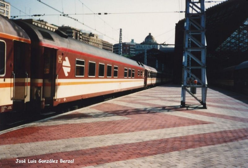 e195 Coche restaurante serie 9000, en colores estrella, formando parte de la composición de un Tren Estrella, con destino Galicia. Madrid - Príncipe Pío, octubre 1989.jpg