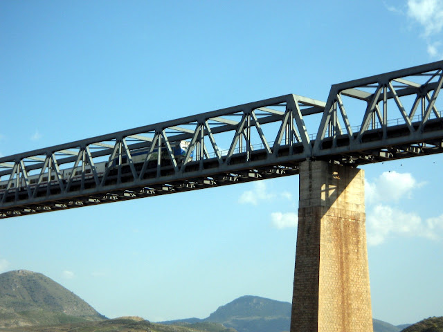 Talgo en el arroyo salado.jpg