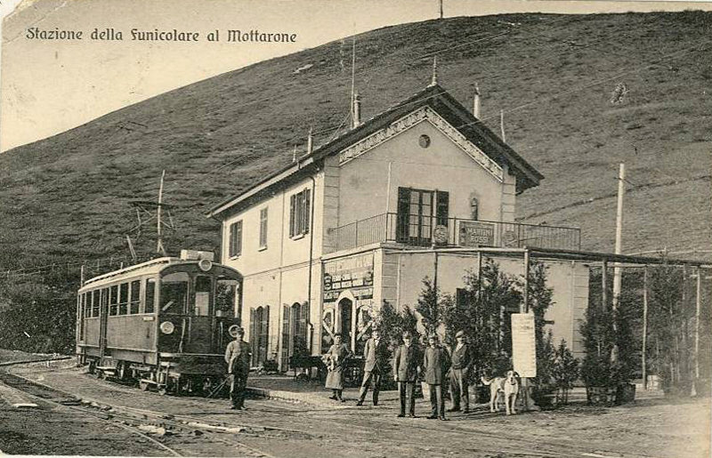 Stresa-Mottarone en la estación de Mottarone.jpg
