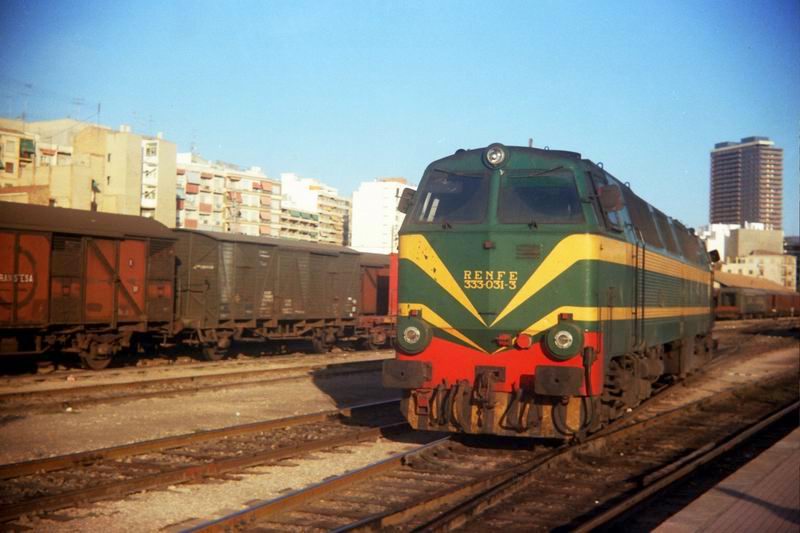 e64 Recién llegada de Madrid ya ha dejado los 3 nuevemiles que formaban el Rápido Madrid-Alicante, por la vía de escape. Principios 80'.jpg