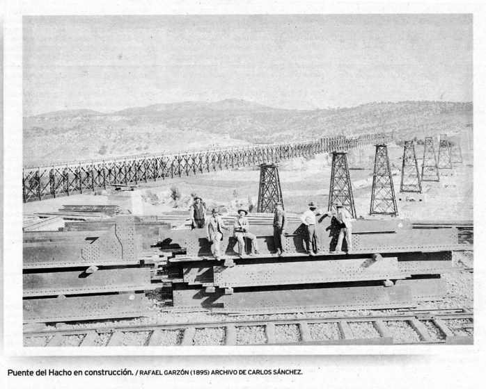 698px-Puente_del_hacho1 en construccion.jpg