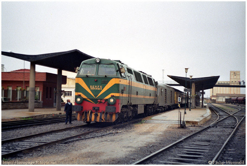 e102 333-002 al frente del Omnibus nº 3201 hacia Madrid Atocha.  Badajóz, 10-feb-85.jpg