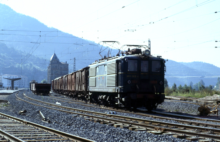 RENFE_1003+tren transporte de caballos hacia La Molina_Ripoll_any1977_JosepMiquel.jpg