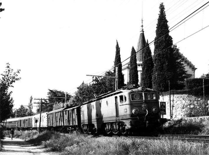 RENFE-7664+correo Puigcerdà_LaGarriga_26agost1981_PhotoJosepMiquel.jpg