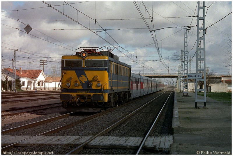 e161 Mitsubishi 269-223 pasa con un Talgo-III hacia el Sur. Manzanares, 4 de febrero de 1988.jpg