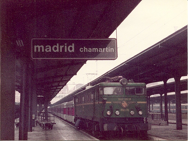 269 080 8 con talgo 3 en chamartin.jpg