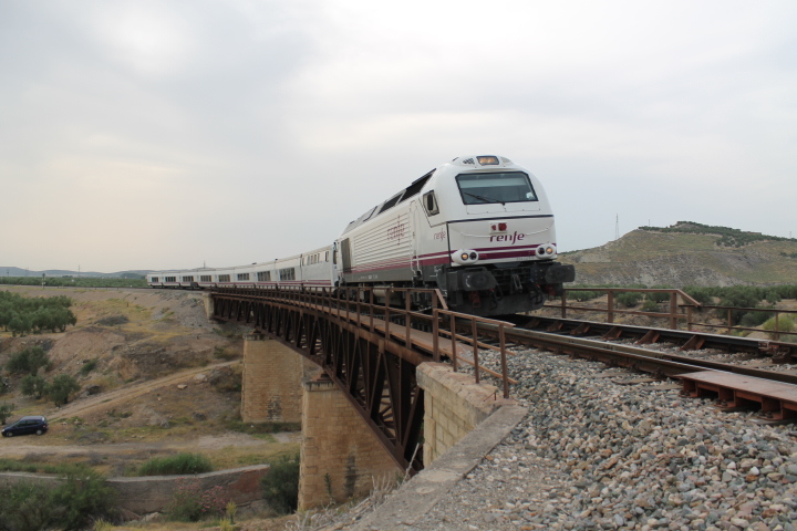 talgo Madrid  Almeria en el puente del jandulilla.jpg