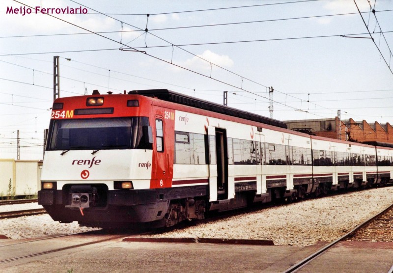 Unidad eléctrica 447 de Renfe Cercanías Fuencarral 28.06.06.jpg