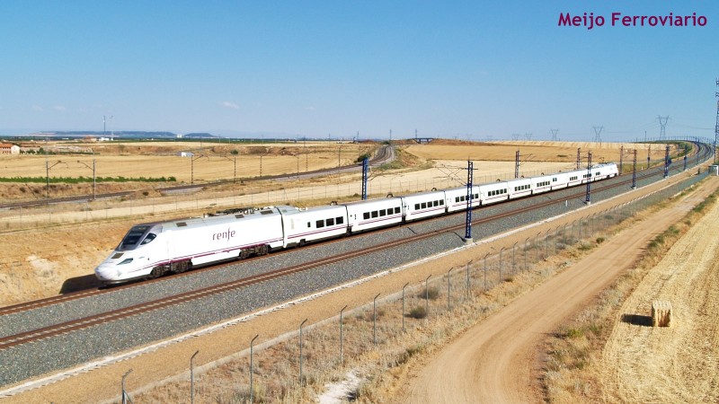 Tren Alicante - Santander con material serie 130.JPG