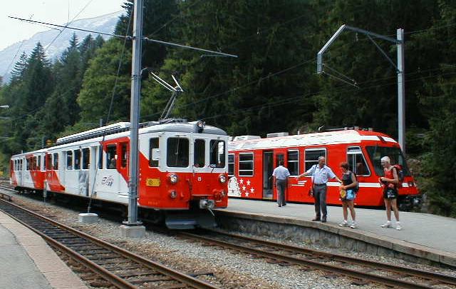 Deux_trains_au_Châtelard-Frontière, 2001 (Cristophe Jacquet).jpg