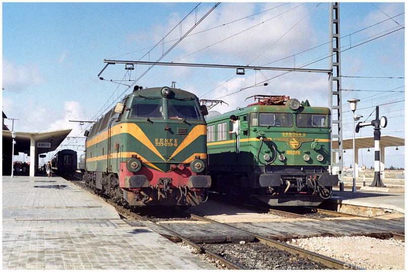 e102 333-039 relevando a la japonesa 269-064 a cargo del Rápido nº 520 Madrid-Ch a Alicante. Albacete, 11-feb-85.jpg