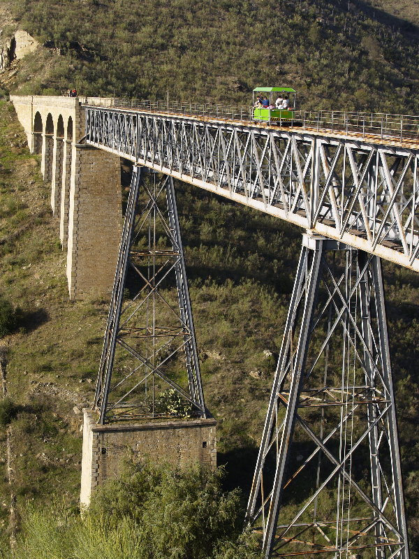 Zorrilla y moto-rail en puente de hierro.JPG