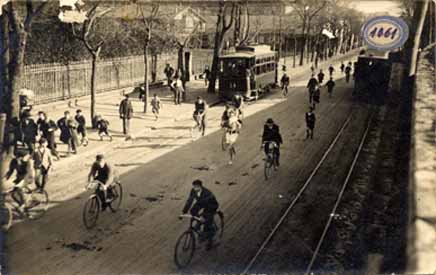 AÑO 1916. CORREDOR POR LA AVENIDA DE ATEGORRIETA SEGUIDO DE AFICIONADOS EN BICICLETA Y DEL TRANVIA DE LA LINEA ALAMEDA-ATEGORRIETA.jpg