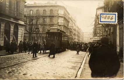 AÑO 1916. TRANVIA DE LA LINEA ATEGORRIETA A SU PASO POR LA CALLE IDIAQUEZ. AL FONDO EL HOTEL ROYALTY.jpg
