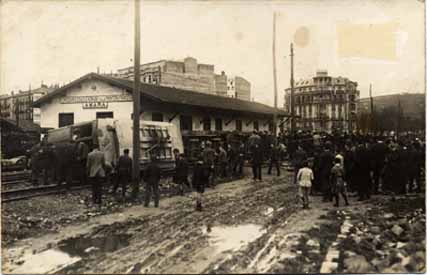 AÑO 1916. TRANVIA VOLCADO EN LA ESTACION DE AMARA.jpg