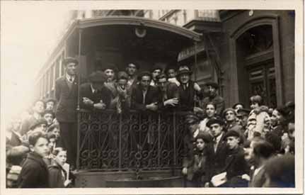 AÑO 1928. TRANVIA PARADO EN LA ESTACION DE EL TOPO EN LA CALLE PEÑAFLORIDA N.6, RODEADO DE HINCHAS Y CON LOS JUGADORES DE LA REAL SOCIEDAD  PACO BIENZOBAS, AMADEO LABARTA Y JESUS IZAGUIRRE KOKOTXAS.jpg