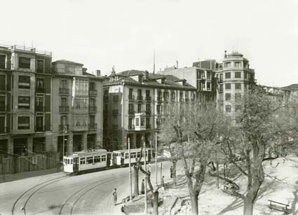 AÑOS 40. TRANVIA POR LA ALAMEDA DEL BOULEVARD.jpg
