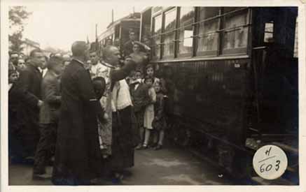 AÑO 1927. SACERDOTE BENDICIENDO LOS NUEVOS TRANVIAS, EN ANDOAIN.jpg