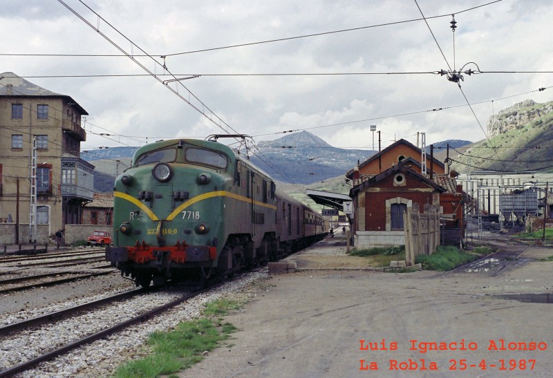 F-3-13A  Omnibus Gijón-León en la estación de La Robla, arrastrado por la locomotora 7718. (25-4-87).jpg