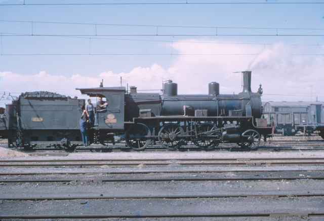 estacion de Espeluy locomotora 130-2042,julio 1966,foto martin J.beckett.jpg