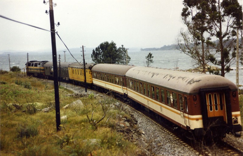 e170 Omnibus Vigo - La Coruña, cazado bajo la lluvia entre Catoira y Villagarcia de Arousa. las 19.jpg