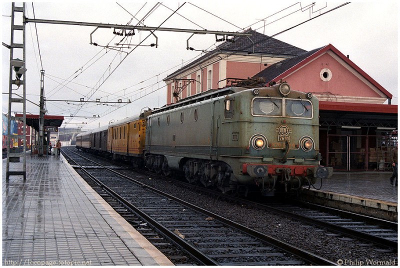 e161 276-090 con el Omnibus nº 8000 hacia Badajóz. Alcázar de San Juan, 4 de febrero de 1988.jpg